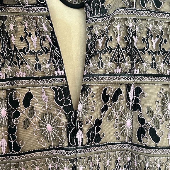 Elliatt Embroidered Floral MIDI Dress - Picture 9 of 11